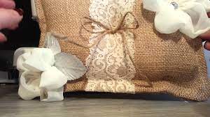 Como ya os comenté en una entrada anterior, el día 2 de noviembre, se casó mi sobrina maría, para la ocasión le hice el cojín bordado con sus iniciales y la fecha de la boda para llevar los anillos. Cojin Para Los Anillos De Boda Youtube