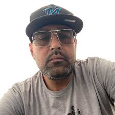 What blades are suitable for cutting Bahia grass in Florida's sandy soil?