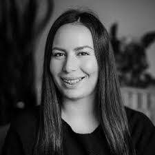 Lili Valencia's Instagram, Twitter & Facebook