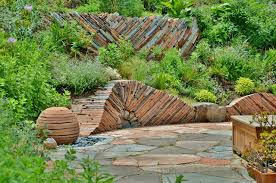 Below, we're sharing 10 standout sloped backyards that dare to defy gravity. 10 Creative Ways To Work With A Sloped Lot
