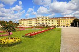 Das barocke gesamtkunstwerk, das über jahrhunderte im besitz der habsburger stand, besteht aus schloss und gartenanlage und befindet sich weitgehend im historischen originalzustand. Schloss Schonbrunn In Wien Osterreich Franks Travelbox