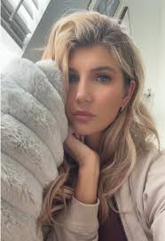 Love you, bye 🫶 #selfworth #loveyourself #lifeisshort #happiness  #youareawesome #behappy #peacewithin #selflove #giveyourselfgrace  #singlemama #singlemomsoftiktok #thesassisreal #dating #datingadvice