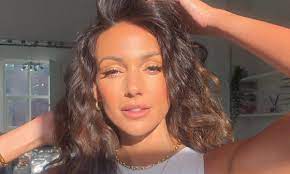 Michelle keegan gave fans a glimpse of her toned abs on sunday as she showed off her glossy new locks following a trip to the hair salon. Michelle Keegan Rocks Plunging Top And Skinny Jeans In Stunning New Photo Hello