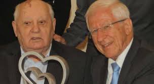 Michail gorbatschow, der mann, dem die deutschen maßgeblich ihre einheit zu verdanken haben, ist heute kaum noch zu sehen. Michail Gorbatschow Und Franz Alt Gemeinsam Geehrt Sonnenseite Okologische Kommunikation Mit Franz Alt