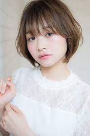 ショートヘアが似合う顔の形とは 顔型別に似合うショートスタイルもご紹介 bangs バングス ひし形 ショート ショートのヘアスタイル 髪型