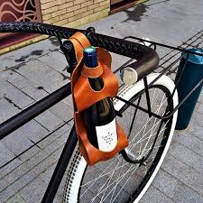 La Bouclee Le Vin En Balade Bouteille Vieilles Bouteilles De Vin Bicyclette