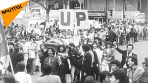 Con sillas vacías los familiares de desaparecidos y sobrevivientes le pidieron al estado esclarecer y ayudar en la búsqueda de los restos. Union Patriotica El Partido Politico Colombiano Que Sobrevivio Al Exterminio De Dirigentes Y Militantes M24