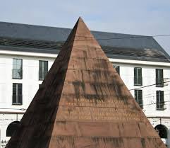 Jetzt können die leute mit freunden oder der familie eine tour machen und die dinge sehen, die sie in der vergangenen echten pyramide von innen nicht sehen konnten. Der Schirm In Der Pyramide