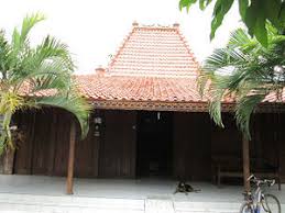 Pagar keliling terbuat dari bahan sejenis monel dan jeruji besinya bermotif keris luk 7 sehingga tampak kontras dengan rumah di sekitarnya. Rumah Adat Pati Wikipedia Bahasa Indonesia Ensiklopedia Bebas