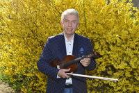 Houslista jaroslav svěcený (58) v posledních několika měsících výrazně zhubl. Houslovy Virtuos Jaroslav Sveceny Ma Krasnou A Stejne Talentovanou Dceru To Je Ona