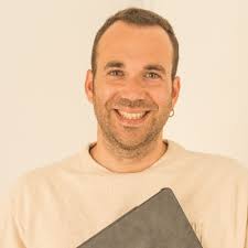 J'ai décidé d'accroître ma présence sur Linkedin. Pour commencer, voici 5  choses que vous ignorez certainement sur moi : 1) J'ai failli mourir quand  j'avais 3 ou 4 ans en mangeant de