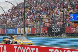 Chase elliott, driver of the #9 napa auto parts chevrolet, leads a pack of cars during the for the second consecutive year, hendrick motorsports' chase elliott held off martin truex jr. Nascar At Watkins Glen 2012 Marcos Ambrose Holds Off Brad Keselowski In Epic Finish Sbnation Com