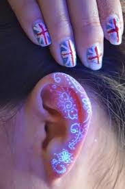 Uv Tattoo On Ear Weisse Tattoos Licht Tattoo Tatowiertinte