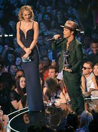 Taylor Swift Feels Like A Giant When Wearing Heels Celebrity News Showbiz Tv Express Co Uk