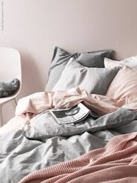 Mit Textilien Kannst Du Dien Schlafzimmer Immer Wieder Neu Gestalten Hier Haben Wir Grau Bettwasch Graue Bettwasche Ikea Bettwasche Schlafzimmer Inspirationen