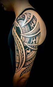 Los tatuajes maories en los brazos son de los más usados pueden ser en el brazo completo o generalmente comenzar en el hombro y parte del pecho para extenderse hasta diversas alturas del. Maoritattoos Tatuaje Maori Hombro Tatuaje Maori Tatuaje De Brazalete