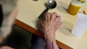 Role aide soignante en ehpad. Une Aide Soignante D Ehpad Est Soupconnee D Avoir Vole Les Cartes Bancaires Des Residents