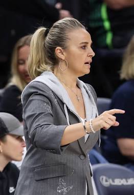 Becky Hammon addressing media during a press conference, do AI tạo