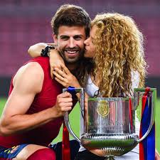 In allen fußballstadien des landes wurde vor dem spiel eine schweigeminute für mercedes sosa abgehalten. Gerard Pique Shakira Ihre Liebe Begann Bei Wm 2010