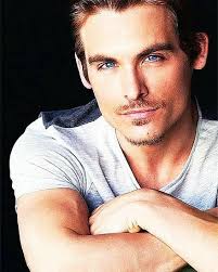 Keith Stuart. Nacimiento: 3 de noviembre de 1985. Edad actual: 31 (2016).  Hijos: Adam Stuart y Mackenzie Stuart. Reparto: Kevin Zegers. Libro #1.5  Los besos robados de Bridget.