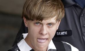 Madrasta de Dylann Roof afirma que ele era 'inteligente' e foi atraído pelo  'mal da internet'