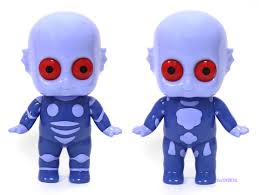 On the planet ygam, the draags, extremely technologically and spiritually advanced blue humanoids, consider the tiny oms, human beings descendants of terra's inhabitants, as ignorant animals. Fantastic Planet S Draags By Unbox Industries For June 13 Online Release