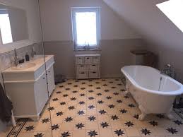 Casa 1 Zementfliesen Eine Kombination Aus Dekorfliesen Aus Der Serie Chalet Cha013 Und Unifarbenen Zementf Zementfliesen Dekorfliesen Bad Fliesen