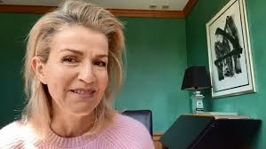 It is only logical, therefore, that she increasingly uses social media. Anne Sophie Mutters Grusse Aus Der Quarantane Bleibt Gesund Bleibt Stark News Und Kritik Br Klassik Bayerischer Rundfunk