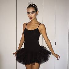 Black And White Swan Halloween Costumes The 11 Best Blogger Halloween Costumes Of All Time Celebrity Costumes Celebrity Halloween Costumes Black Halloween Costumes