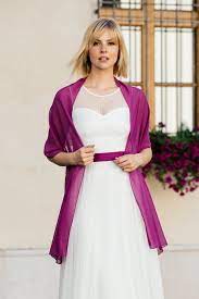 Moderne zweiteiler, jumpsuits oder doch ein klassisches brautkleid? Schones Brautkleid Mit Punkten Unsere Real Was Haltst Du Von Farbe Zu Deinem Brautlook Wir Viel Und Die Chiffons Brautjacke Braut Stola Schone Brautkleider