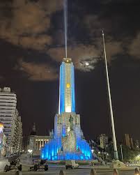 Ubicado en el parque nacional a la bandera, sobre las barrancas del río paraná, el monumento fue emplazado en el sitio donde existió en el año 1812 la batería libertad, que, junto con la batería independencia, situada en la isla de enfrente, estaban destinadas a impedir el paso de las naves. El Monumento A La Bandera Alentara A La Seleccion Con Fotos Y Mensajes Diario El Sol Mendoza Argentina
