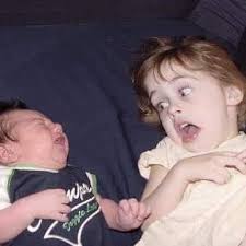 Siblings who hilariously recreated their childhood photos😁