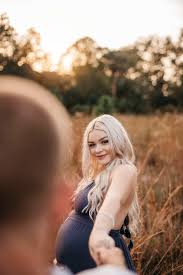 Looking for inspiration for couple poses? 50 Maternity Photography Poses For Body Positive Pregnant Women
