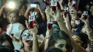 Alkohol Das Macht Er In Deinem Korper Quarks De