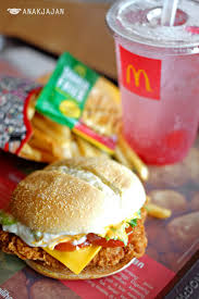 Tak hanya itu saja, restoran cepat saji ini juga memiliki menu baru mcd yang menghadirkan burger dengan citarasa khas italia dari menu italian burgernya. Harga Mcspicy Chicken Mcd