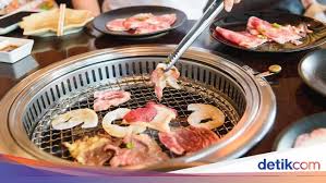 Memasak daging sapi, kambing, atau babi tidak semudah memasak daging ayam atau daging bebek. Yakiniku Memanggang Sendiri Daging Dengan Bumbu Jepang