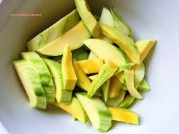 Olahan dari buah mangga setelah rujak buah mangga bumbu kacang, yang paling enak dinikmati ya ini asinan. Resepi Jeruk Mangga Pedas