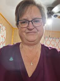 Pictures of gorgeous women wearing beautiful jewels