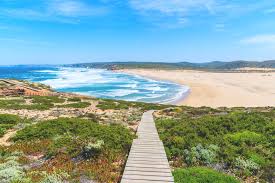 Once continental europe's greatest power, portugal shares commonalities, geographic and cultural, with the countries of both northern europe and the mediterranean. Die Schonsten Strande In Portugal Unsere Top 10 Auswahl