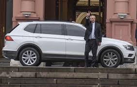 Born in buenos aires, fernández attended the university of buenos aires where he earned his law degree at the age of 24, and later became a professor of criminal law. Alberto Fernandez Dijo Que No Habra Zapatillas Chinas Ni Bicicletas Coreanas Y Autos Argentina Autoblog