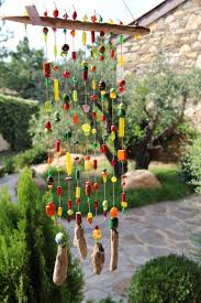 mobile en perles multicolores pour exterieur ou interieur avec bois flotte et jolies perle projets de bricolage et loisirs creatifs atelier deco deco fait main