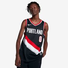 Das icon edition swingman nike trikot ist mit der nummer 0 und dem spielernamen lillard dekoriert. Nike Nba Damian Lillard Portland Trail Blazers Icon Swingman Jersey Schwarz Herren Fanbekleidung Trikots Pro Direct Soccer
