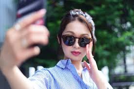 81 500+ Crane Femme Photos, taleaux et images libre de droits