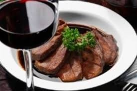 In alternativa, per preparare le scaloppine al vino rosso potete prendete la carne di vitello o di maiale, pressatela con l'ammacca carne e lasciatela macerare nel sfumate il tutto con il vino rosso, coprite e fate cuocere per circa 15 minuti. Carne Al Vino Rosso Vino Rosso In Cucina Cucinare La Carne Con Il Vino Rosso