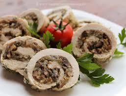 Savurați gustul suculent al umpluturii din legume și cașcaval, îmbrăcate în piept de pui fraged și ușor crocant, datorită fulgilor de porumb. Rulada Din Piept De Pui Cu Ciuperci Bucataria Romaneasca