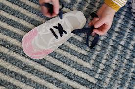 Dabei werden zunächst zwei schlaufen gebildet und diese dann miteinander. Diy Schuhe Binden Lernen Mit Schleifen Karten Schwesternliebe Wir