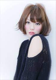 あごラインのふわミディ ワンカールの内巻きのパーマに 少しの外ハネをいれることでヴィンテージ風のスタイリングに 斜めバングと縦の空間の前髪で小顔に カラーは人気のアッシュベージュ ボブ カール 前下がりボブ ボブ