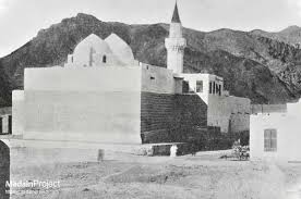 Hamzah memiliki julukan singa allah ( أسد الله asadullah ) karena kepahlawanannya saat membela islam. Tomb Of Hamzah Ibn Abdul Muttalib Madain Project En