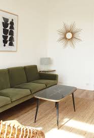 Salon Canape Scandinave En Velours Vert Table Basse Vintage Noire Tapis Coco Miroir Soleil Dore Pe Table Basse Vintage Decoration Maison Mobilier De Salon