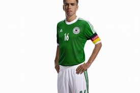 Alle vier jahre läuft somit die deutsche fußballnationalmannschaft mit einem neuen wm trikot auf. Fussball Neues Dfb Trikot In Grun Schon Gegen Les Bleus Augsburger Allgemeine